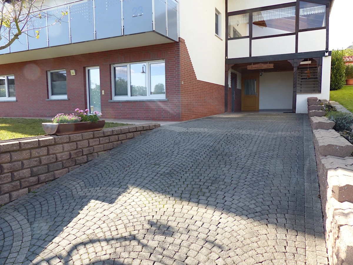 Einfahrt und Parken