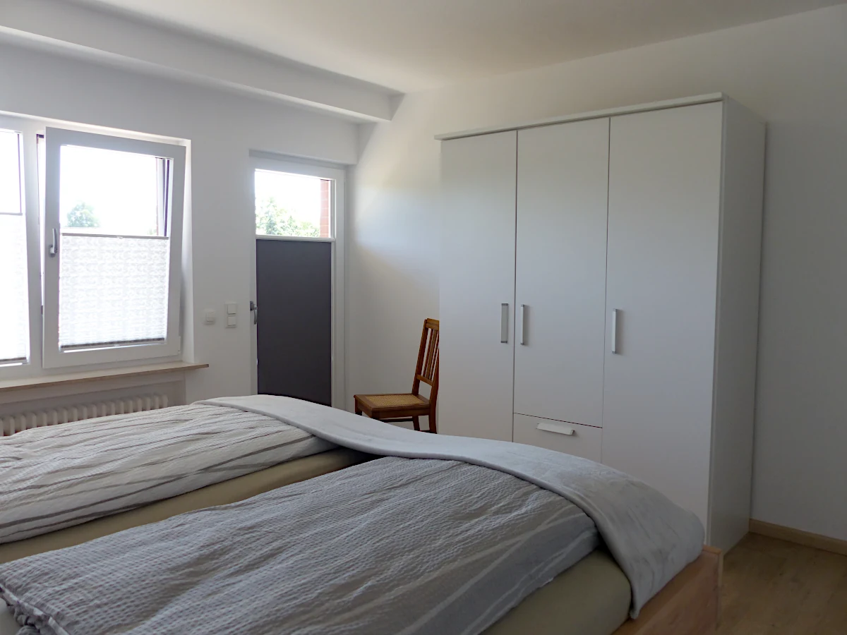 Großes Schlafzimmer mit Doppelbett und Schrank