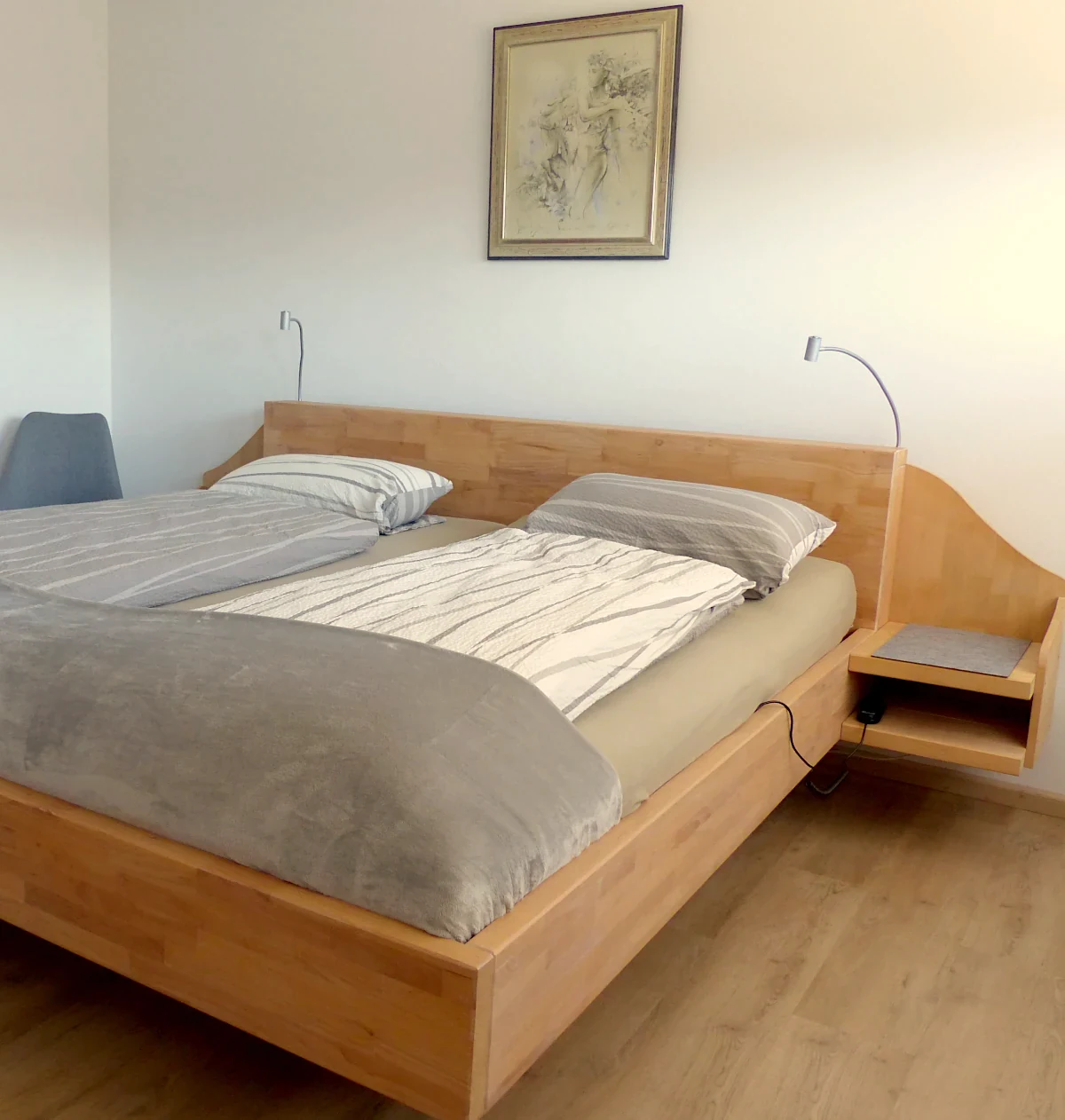 Doppelbett im großen Schlafzimmer der Ferienwohnung