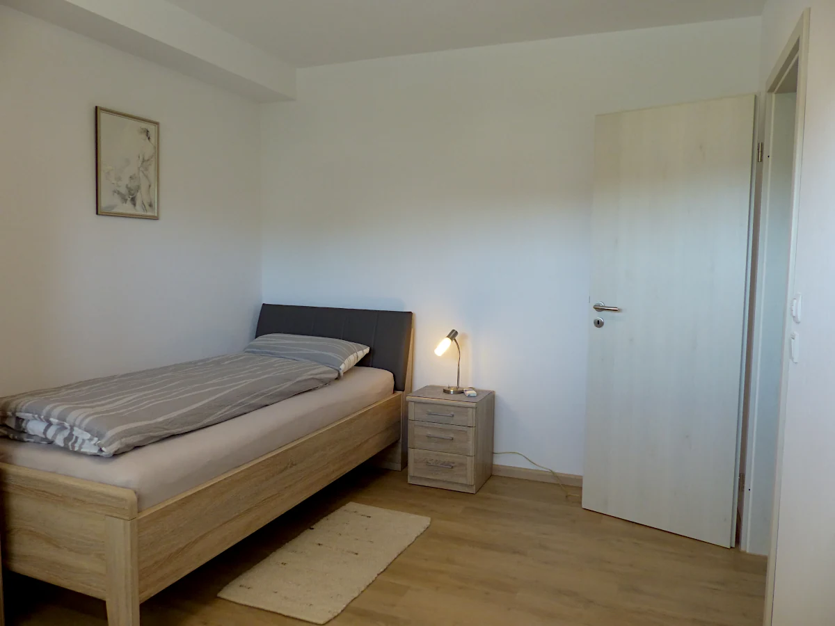 kleines Schlafzimmer mit Einzelbett